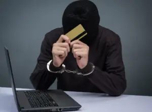 Возврат средств от мошенников, использующих иностранные счета и номинальных директоров скрин